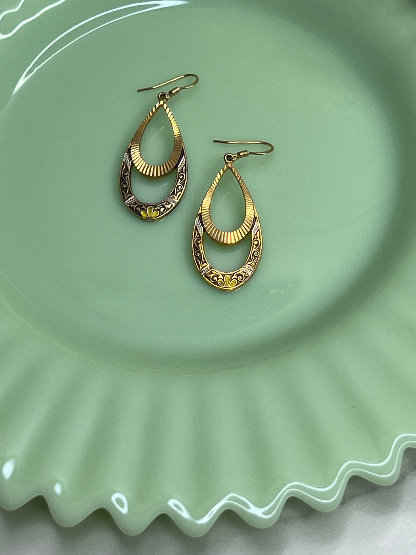 Vintage Retro Gold Flower Enamel Teardrop Pierced Dangle Earrings