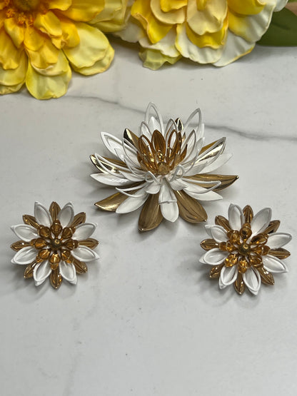 Signed Sarah Coventry Large Gold White Enamel Water Lily Flower Brooch Clip on Earrings