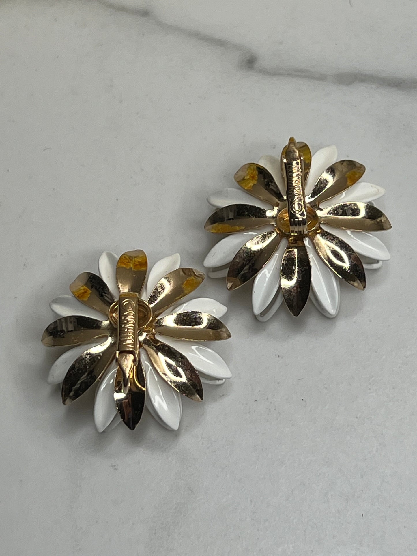 Signed Sarah Coventry Large Gold White Enamel Water Lily Flower Brooch Clip on Earrings