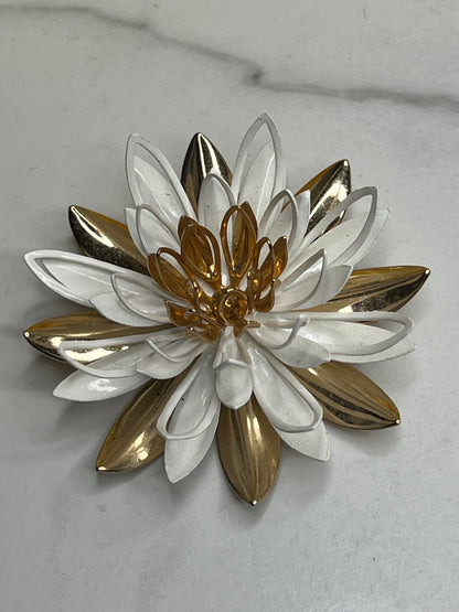 Signed Sarah Coventry Large Gold White Enamel Water Lily Flower Brooch Clip on Earrings