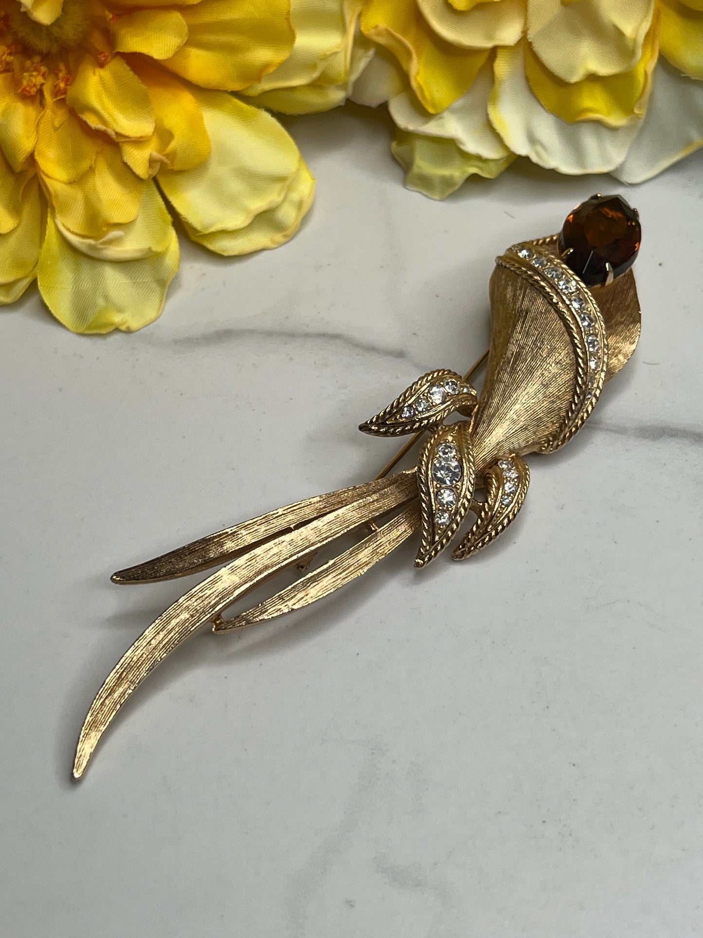 Stunning Sarah Coventry Gold Long Stem Calla Lily Rhinestone Brooch