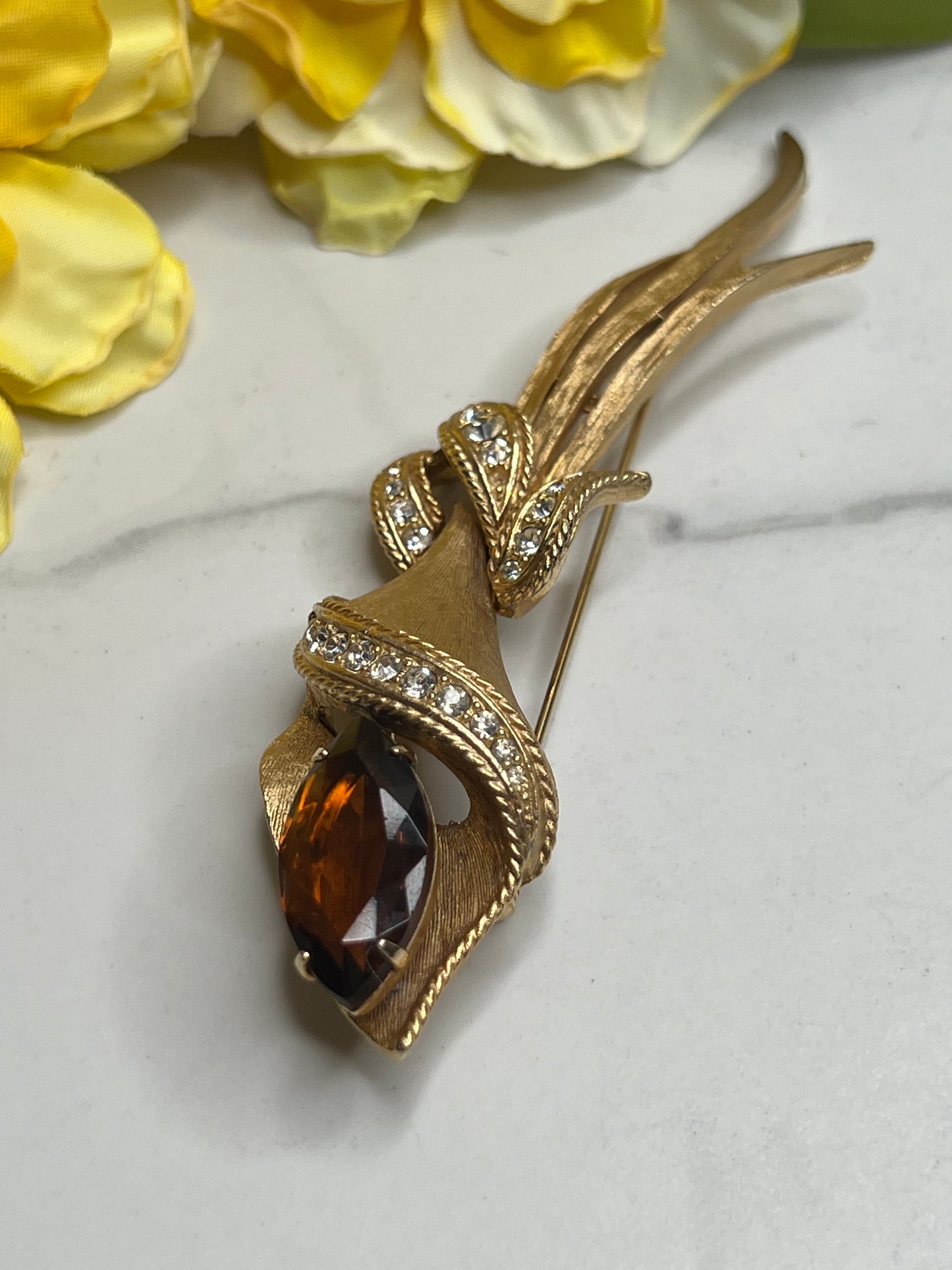 Stunning Sarah Coventry Gold Long Stem Calla Lily Rhinestone Brooch