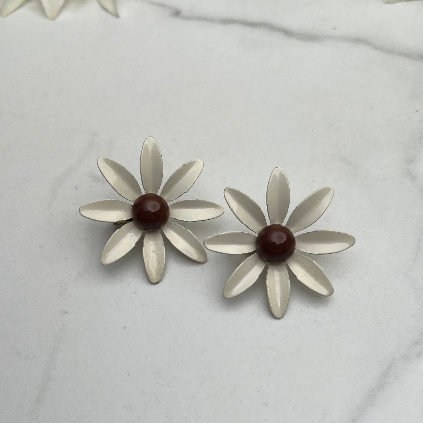 Vintage Brown White Enamel Daisy Brooch Clip on Earrings Jewelry Set