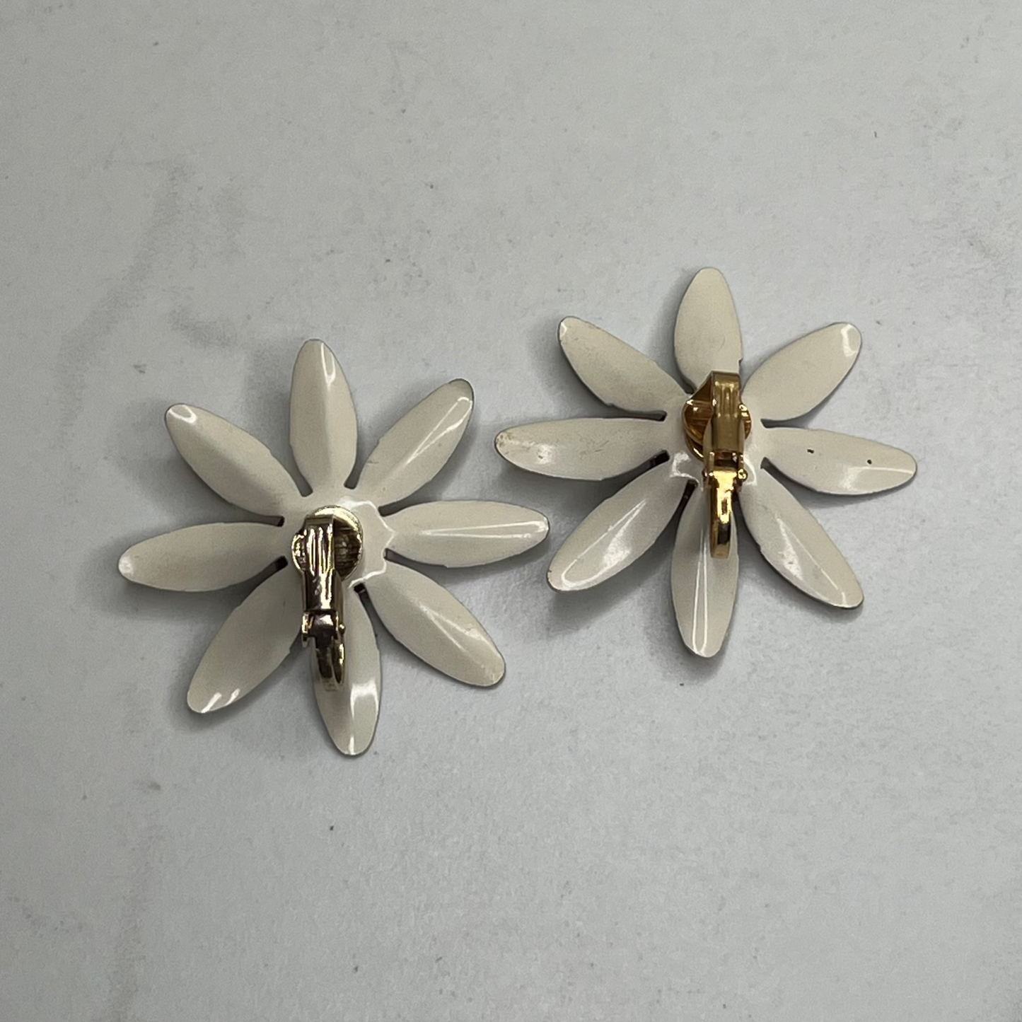 Vintage Brown White Enamel Daisy Brooch Clip on Earrings Jewelry Set